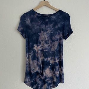 Gorgeous blue tie-dye top with knot!